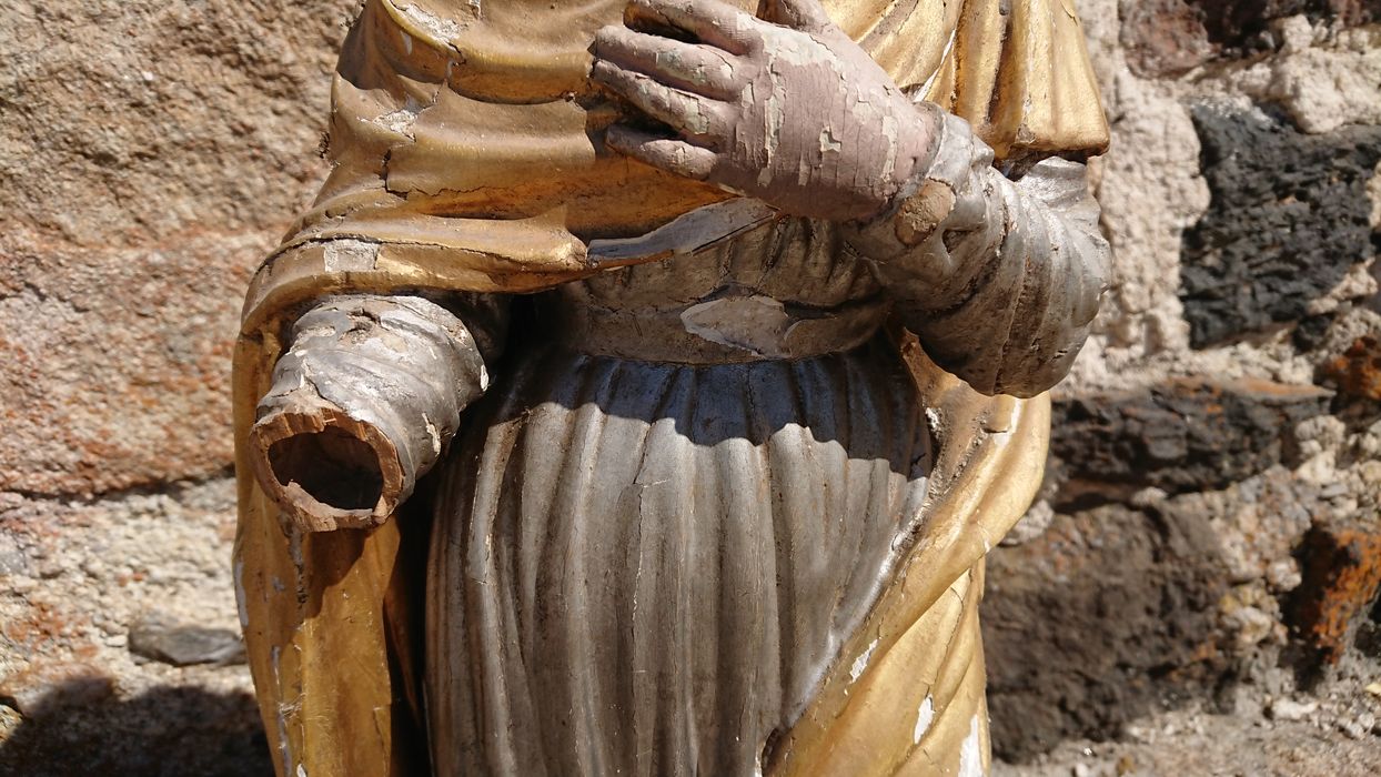 statue : Sainte, détail