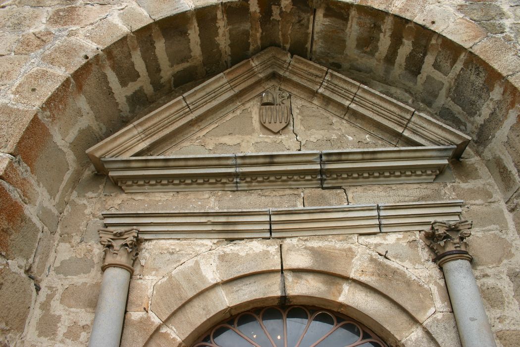 Eglise Saint-Nicolas : Façade occidentale, portail, vue partielle