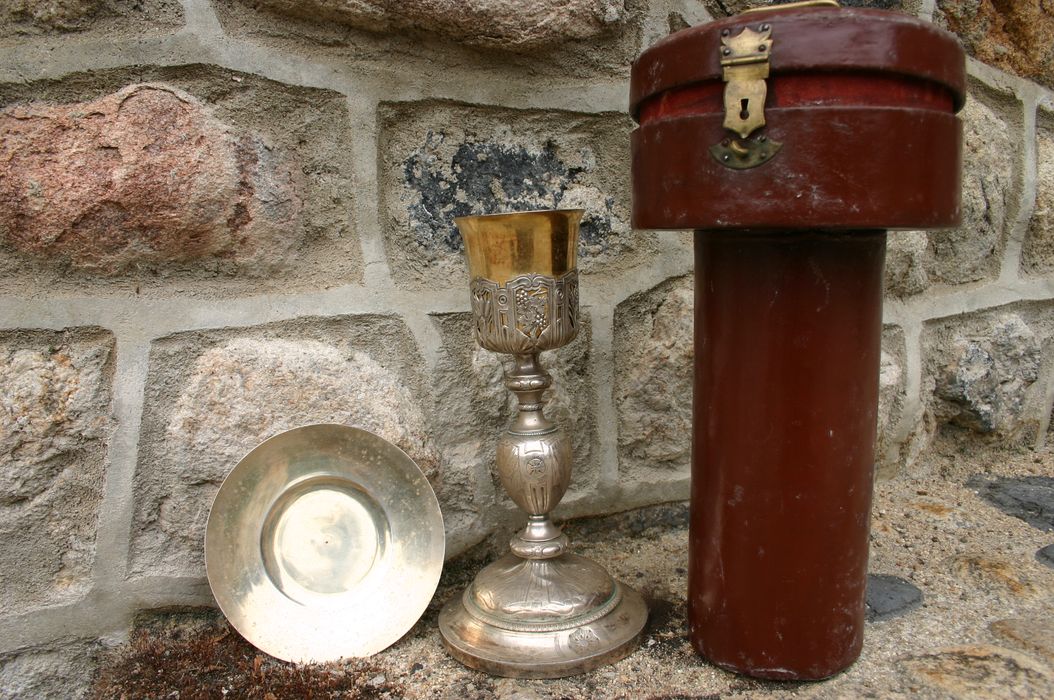 Calice, patène, étui - © Ministère de la Culture (France), Conservation des antiquités et des objets d’art de Haute-Loire, tous droits réservés