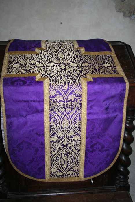 chasuble (ornement violet) - © Ministère de la Culture (France), Conservation des antiquités et des objets d’art de Haute-Loire, tous droits réservés