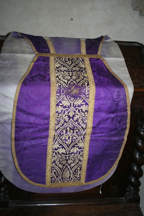 chasuble (ornement violet) - © Ministère de la Culture (France), Conservation des antiquités et des objets d’art de Haute-Loire, tous droits réservés