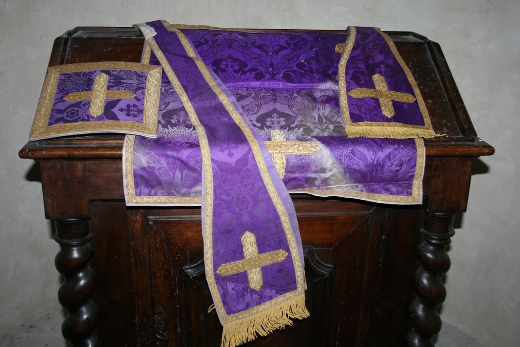 manipule, bourse et voile de calice (ornement violet) - © Ministère de la Culture (France), Conservation des antiquités et des objets d’art de Haute-Loire, tous droits réservés
