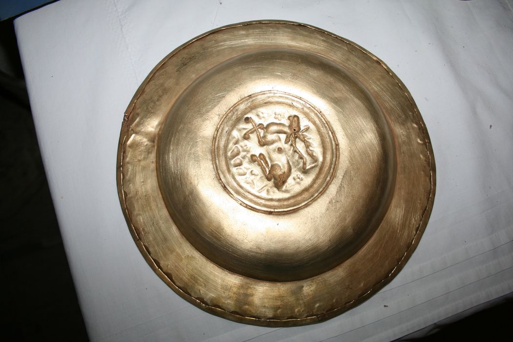 plat de quête : Cerf, revers, vue générale - © Ministère de la Culture (France), Conservation des antiquités et des objets d’art de Haute-Loire, tous droits réservés