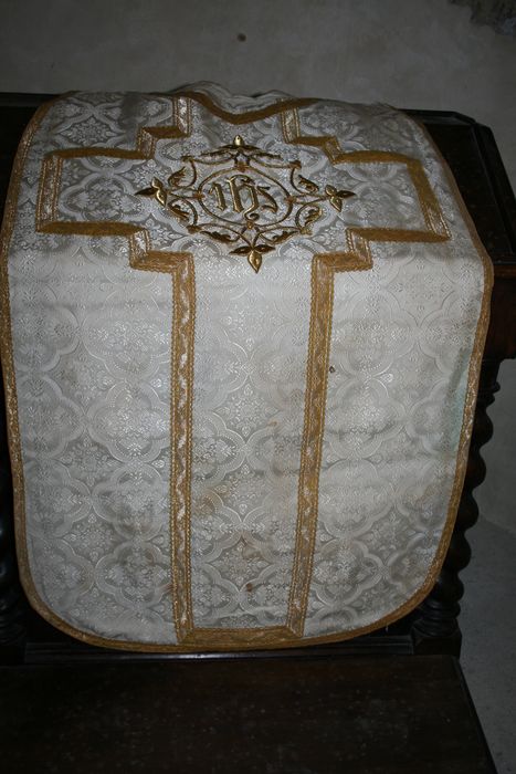 chasuble (ornement blanc) - © Ministère de la Culture (France), Conservation des antiquités et des objets d’art de Haute-Loire, tous droits réservés