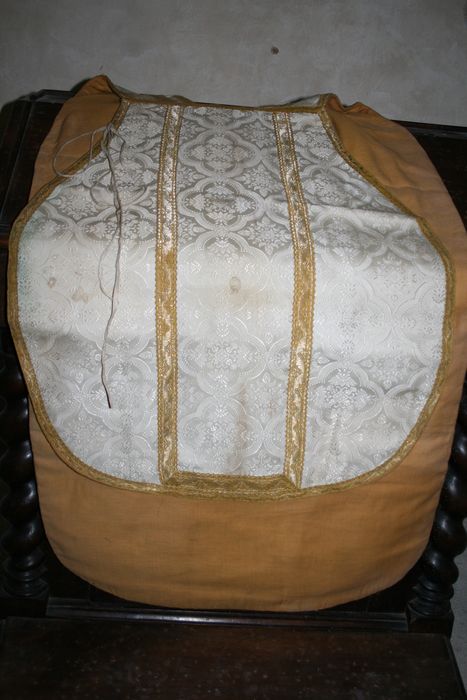 chasuble (ornement blanc) - © Ministère de la Culture (France), Conservation des antiquités et des objets d’art de Haute-Loire, tous droits réservés