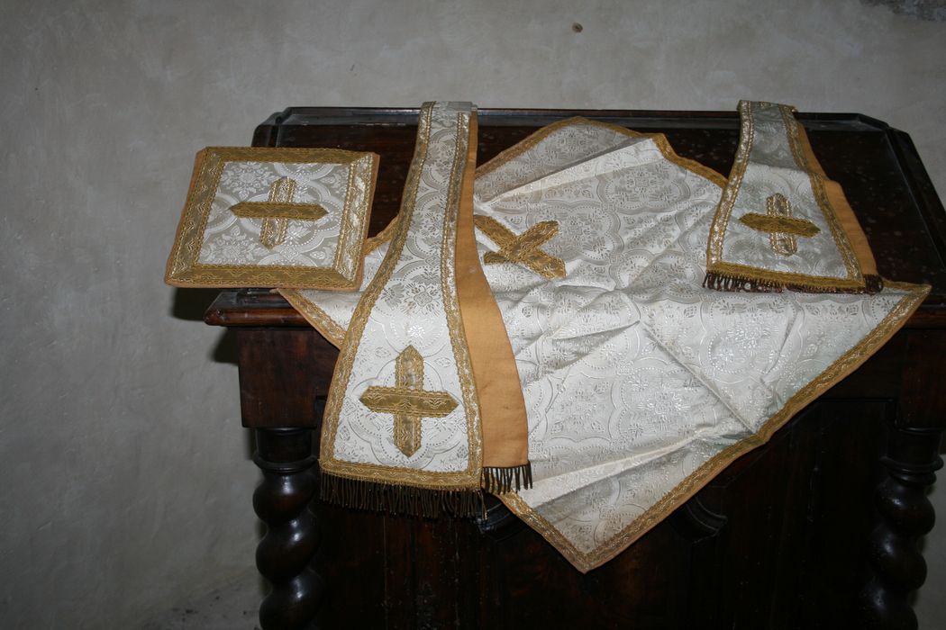 étole, manipule, bourse et voile de calice (ornement blanc) - © Ministère de la Culture (France), Conservation des antiquités et des objets d’art de Haute-Loire, tous droits réservés