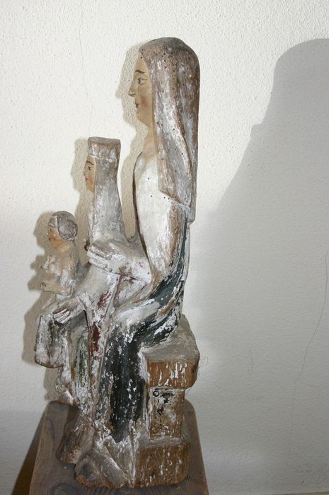 groupe sculpté : sainte Anne trinitaire, profil gauche, vue générale - © Ministère de la Culture (France), Conservation des antiquités et des objets d’art de Haute-Loire, tous droits réservés