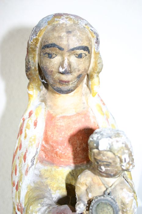 statue : Vierge à l'Enfant, vue partielle - © Ministère de la Culture (France), Conservation des antiquités et des objets d’art de Haute-Loire, tous droits réservés