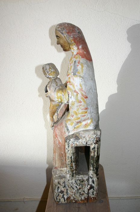 statue : Vierge à l'Enfant, profil gauche, vue générale - © Ministère de la Culture (France), Conservation des antiquités et des objets d’art de Haute-Loire, tous droits réservés