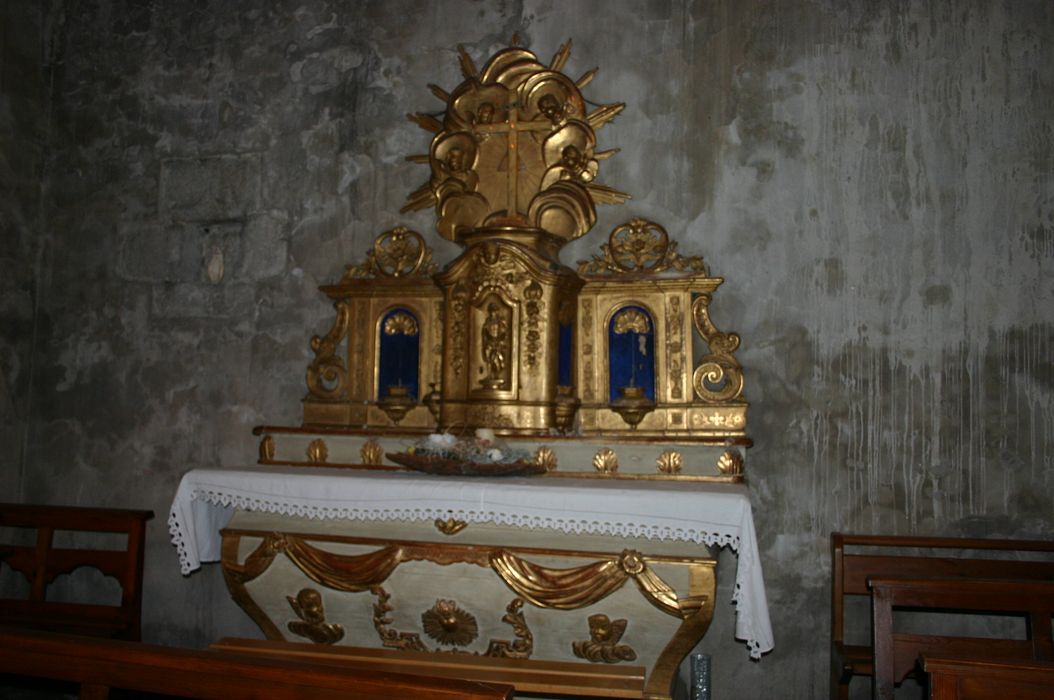 autel d'une chapelle latérale nord avec quatre statues