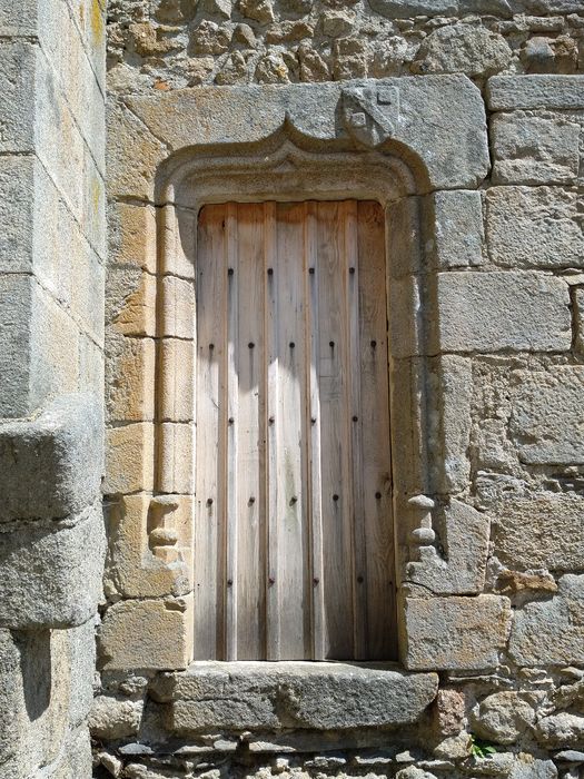 Eglise Saint-Victor : Porte latérale, vue générale