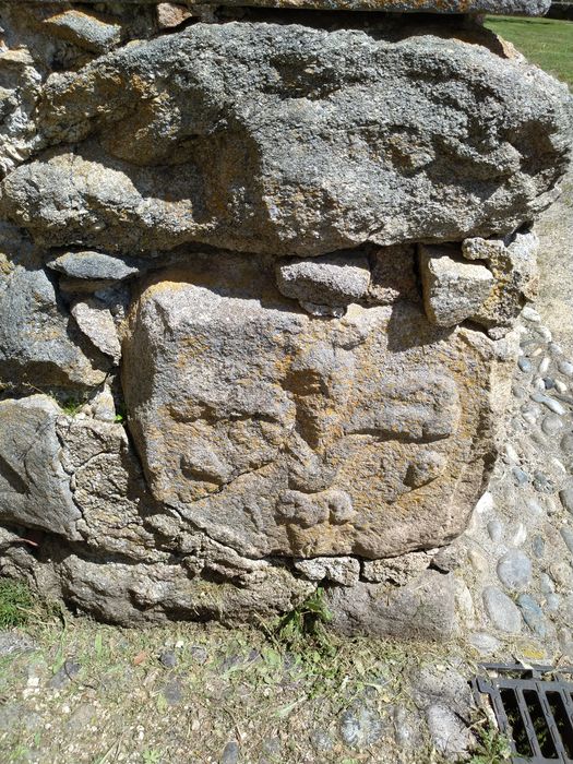 Eglise Saint-Victor : Détail d'un bas-relief réemployé