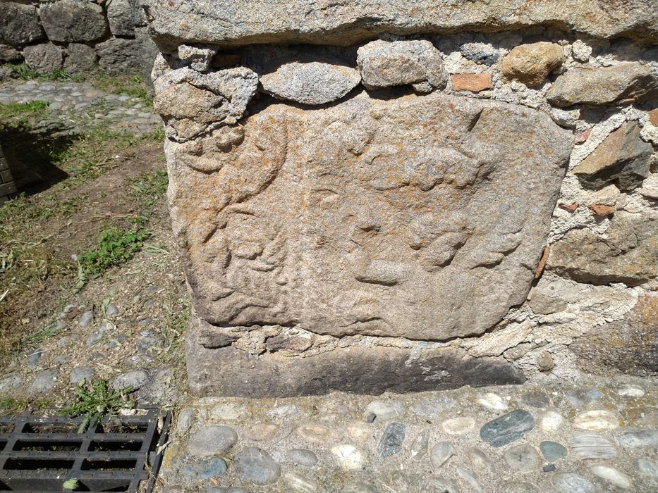 Eglise Saint-Victor : Détail d'un bas-relief réemployé