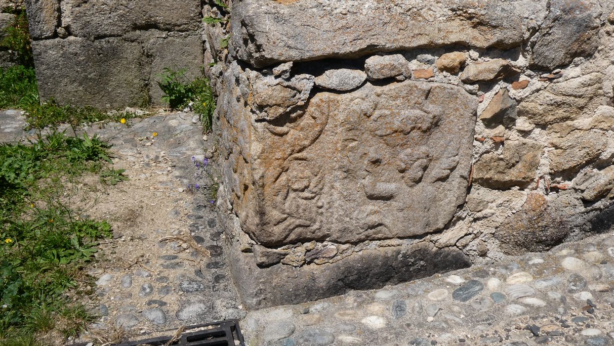 Eglise Saint-Victor : Détail d'un bas-relief réemployé