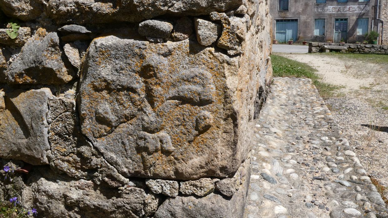 Eglise Saint-Victor : Détail d'un bas-relief réemployé