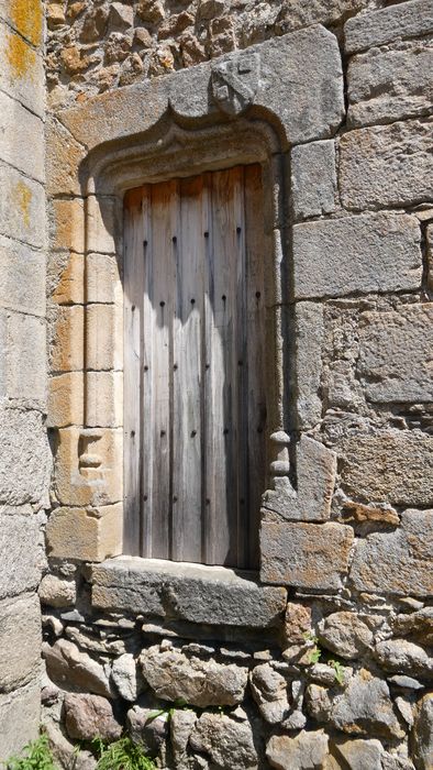 Eglise Saint-Victor : Porte latérale, vue générale