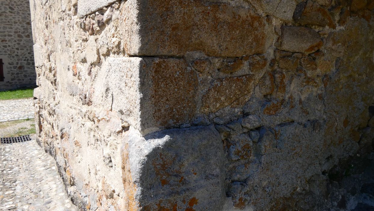 Eglise Saint-Victor : Détail d'un bas-relief réemployé