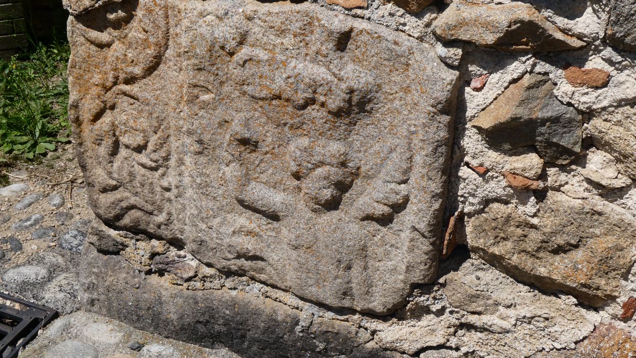 Eglise Saint-Victor : Détail d'un bas-relief réemployé