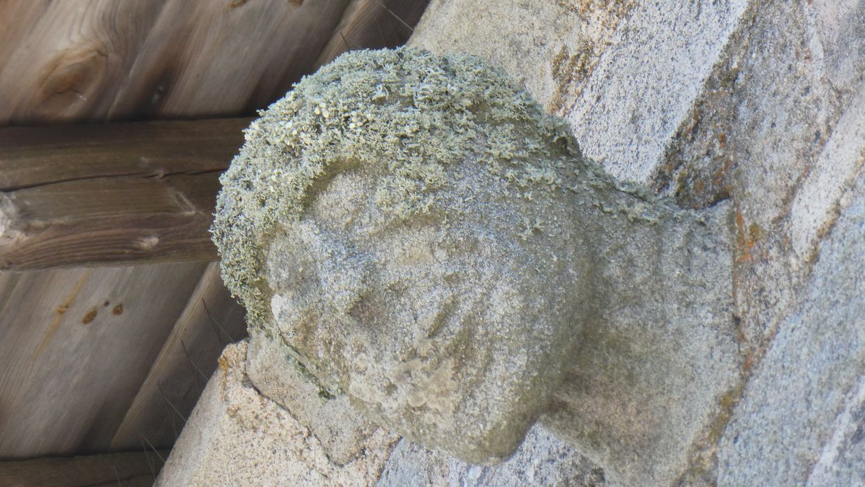 Eglise Saint-Victor : Détail d'un élément sculpté extérieur