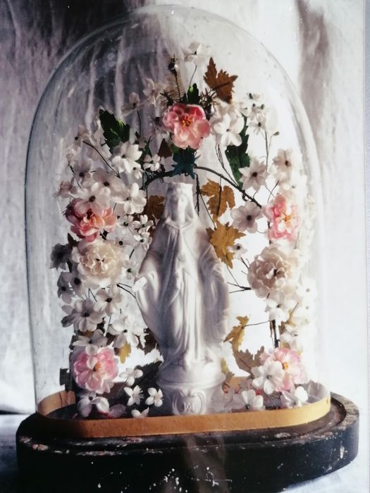 statue sous globe : Vierge sous un arceau de fleurs