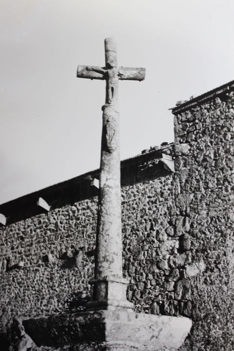 Croix monumentale, vue partielle