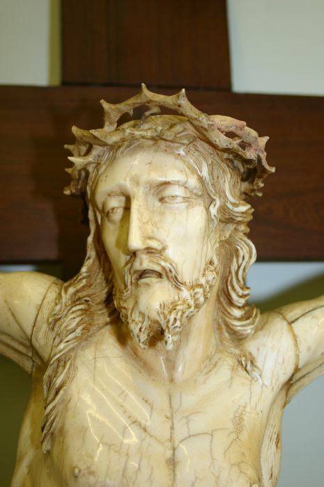 Statuette : Christ en croix, détail