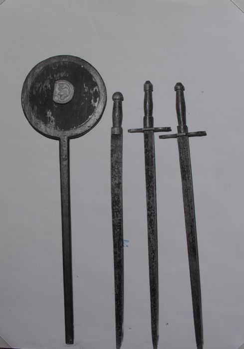 Quatre instruments de la Passion : trois Epées et l'Oreille de Malthus