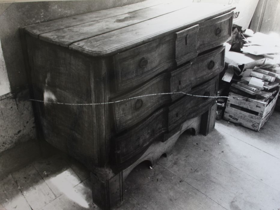 Commode de sacristie utilisée comme chapier