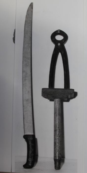 instruments de la Passion : l'épée et la tenaille - © Ministère de la Culture (France), Conservation des antiquités et des objets d’art de Haute-Loire – Tous droits réservés