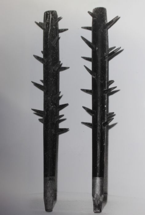 instruments de la Passion : deux massues - © Ministère de la Culture (France), Conservation des antiquités et des objets d’art de Haute-Loire – Tous droits réservés