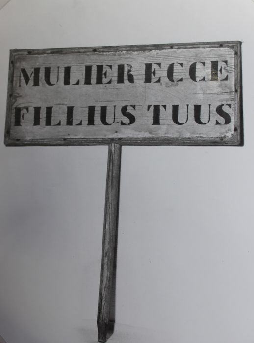 panneaux de Pénitent n°1 : Inscription «  Mulier Ecce Fillius Tuus » - © Ministère de la Culture (France), Conservation des antiquités et des objets d’art de Haute-Loire, tous droits réservés