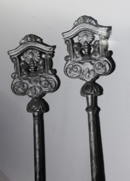 cannes de pénitents : Pénitents en adoration devant un ostensoir - © Ministère de la Culture (France), Conservation des antiquités et des objets d’art de Haute-Loire, tous droits réservés