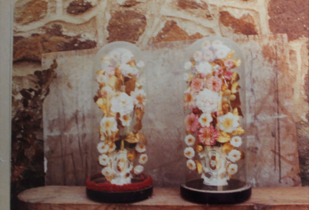 vases avec fleurs - © Ministère de la Culture (France), Conservation des antiquités et des objets d’art de Haute-Loire, tous droits réservés