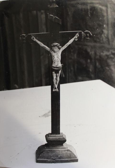 Statue : Christ en croix