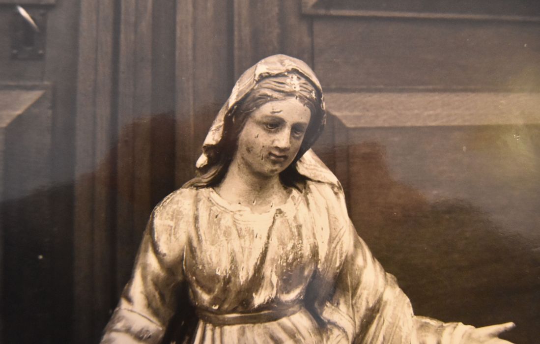 statue : Vierge à l'Enfant, vue partielle - © Ministère de la Culture (France), Conservation des antiquités et des objets d’art de Haute-Loire – Tous droits réservés
