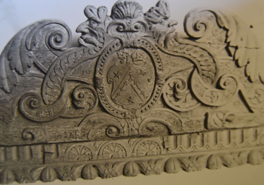 élément de confessionnal (fronton) - © Ministère de la Culture (France), Conservation des antiquités et des objets d’art de Haute-Loire – Tous droits réservés