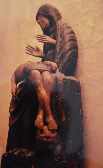 groupe sculpté : Vierge de Pitié, revers - © Ministère de la Culture (France), Conservation des antiquités et des objets d’art de Haute-Loire – Tous droits réservés 