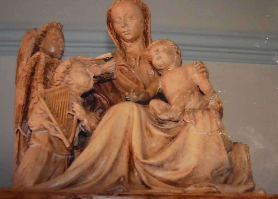 statue : Vierge assise avec anges