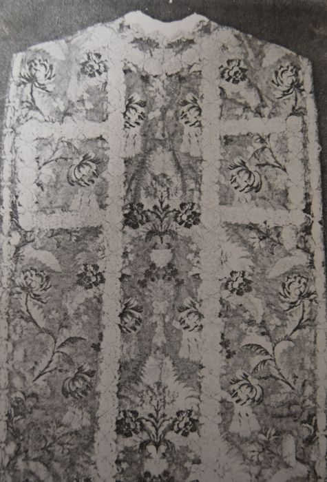 Chasuble, étole, manipule, voile du calice (ornement rouge)