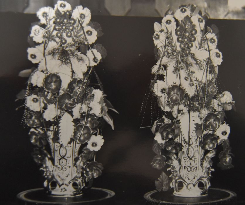vases avec bouquets - © Ministère de la Culture (France), Conservation des antiquités et des objets d’art de Haute-Loire – Tous droits réservés