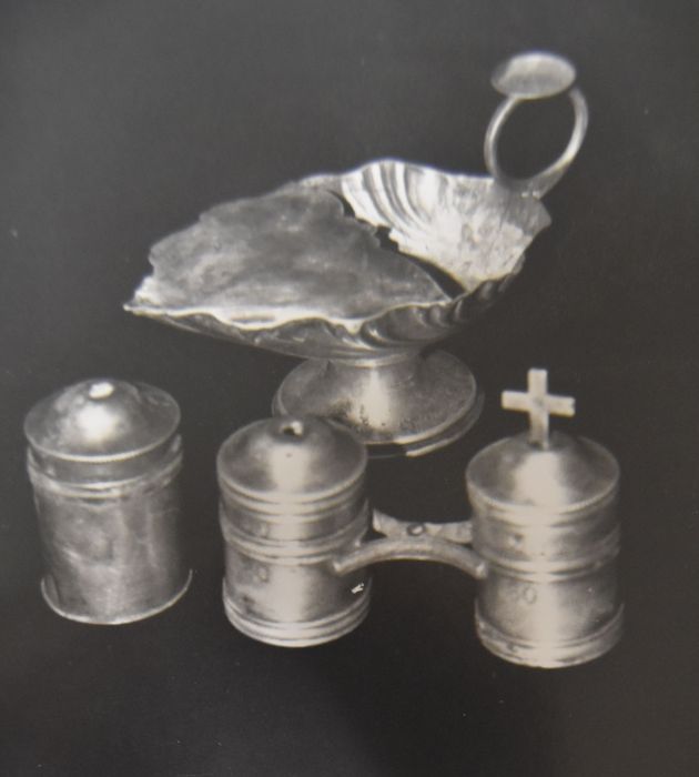 coquille de baptême et ampoules aux saintes huiles - © Ministère de la Culture (France), Conservation des antiquités et des objets d’art de Haute-Loire – Tous droits réservés
