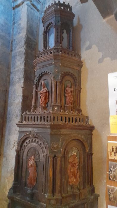 fonts baptismaux, vue partielle