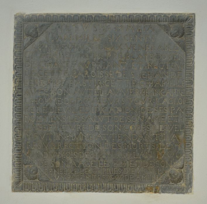 Plaque commémorative, de Pierre Blay, curé de Saint-Jean de Béré