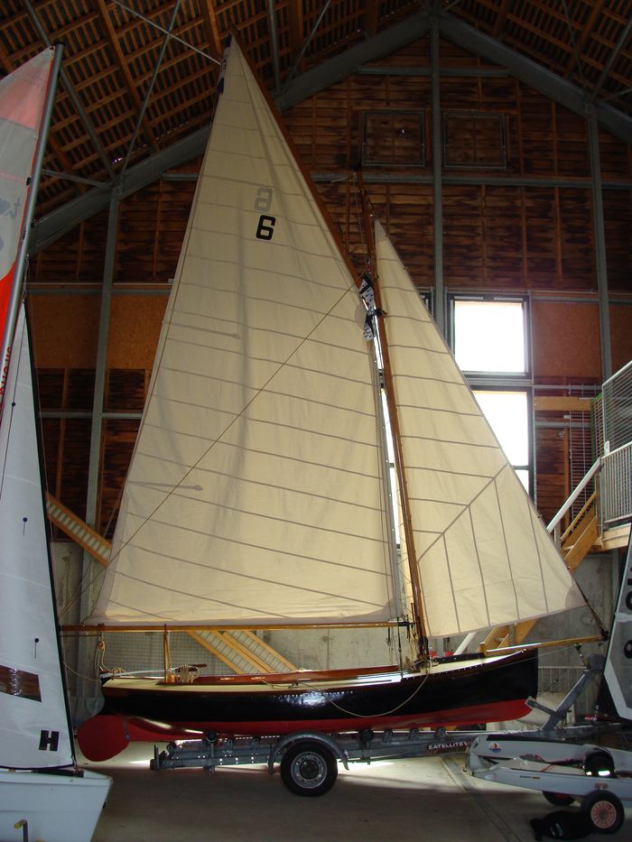 bateau de plaisance (bateau de régate de rivière, dériveur) dit Le Vezon