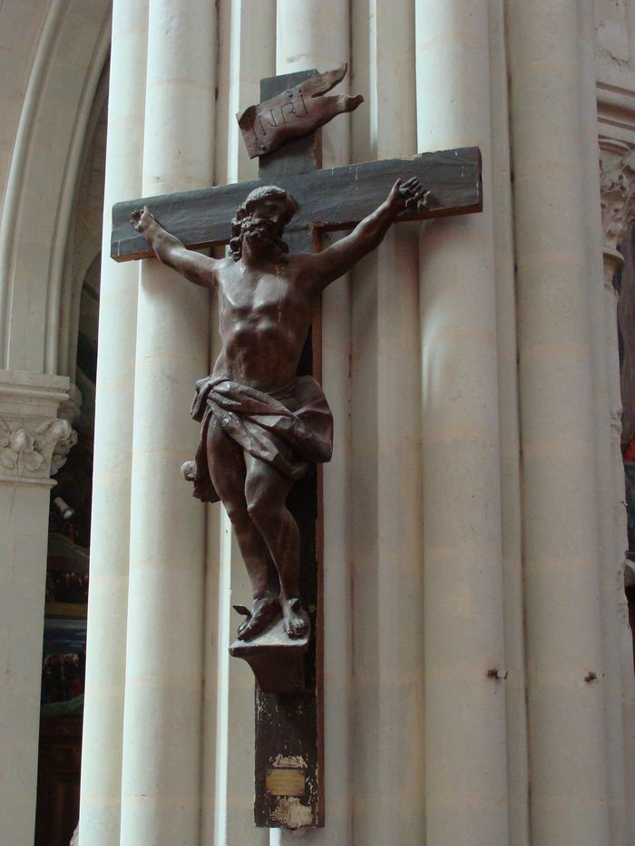 statue : Christ en croix