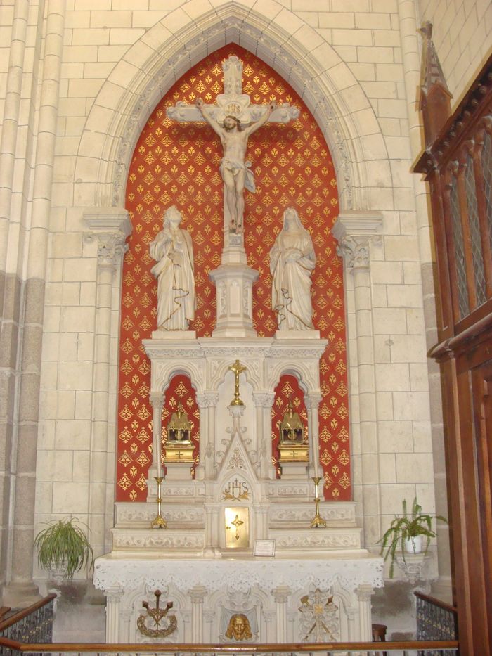 autel et retable de la Sainte-Croix avec leur clôture