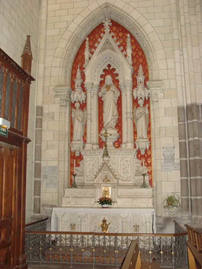 autel et retable du Sacré-Coeur avec leur clôture