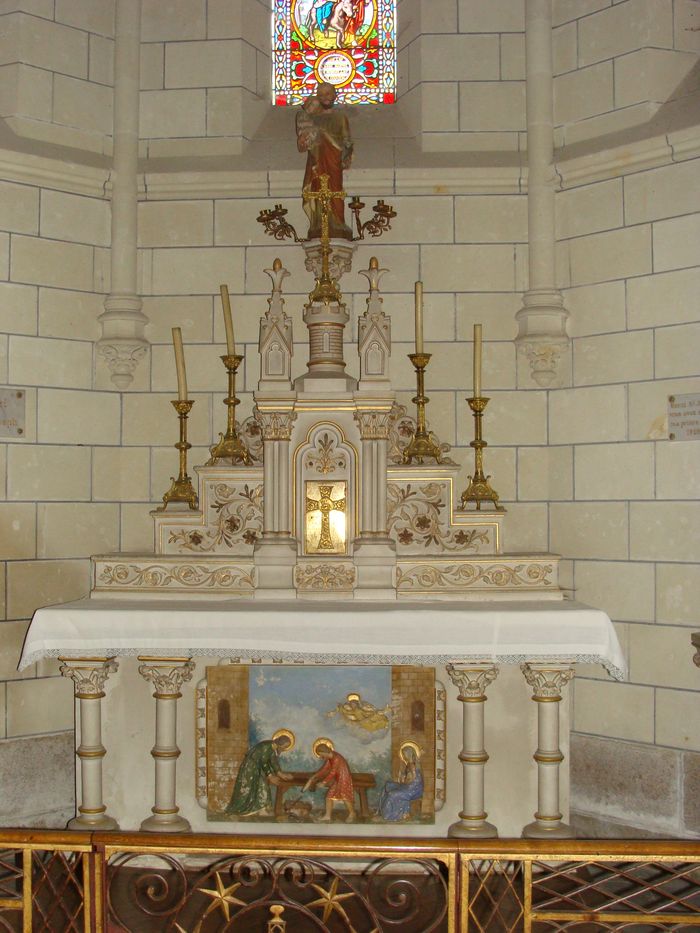 autel de Saint-Joseph avec sa garniture d'autel, sa statue, sa clôture et une lampe