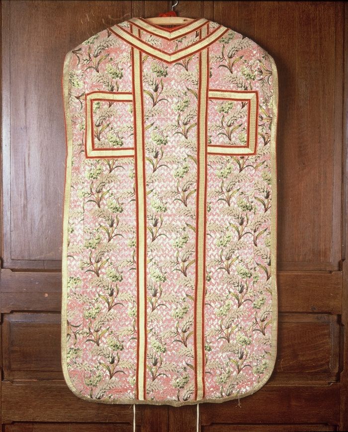 ornement liturgique : chasuble, voile, manipule, antepdendium