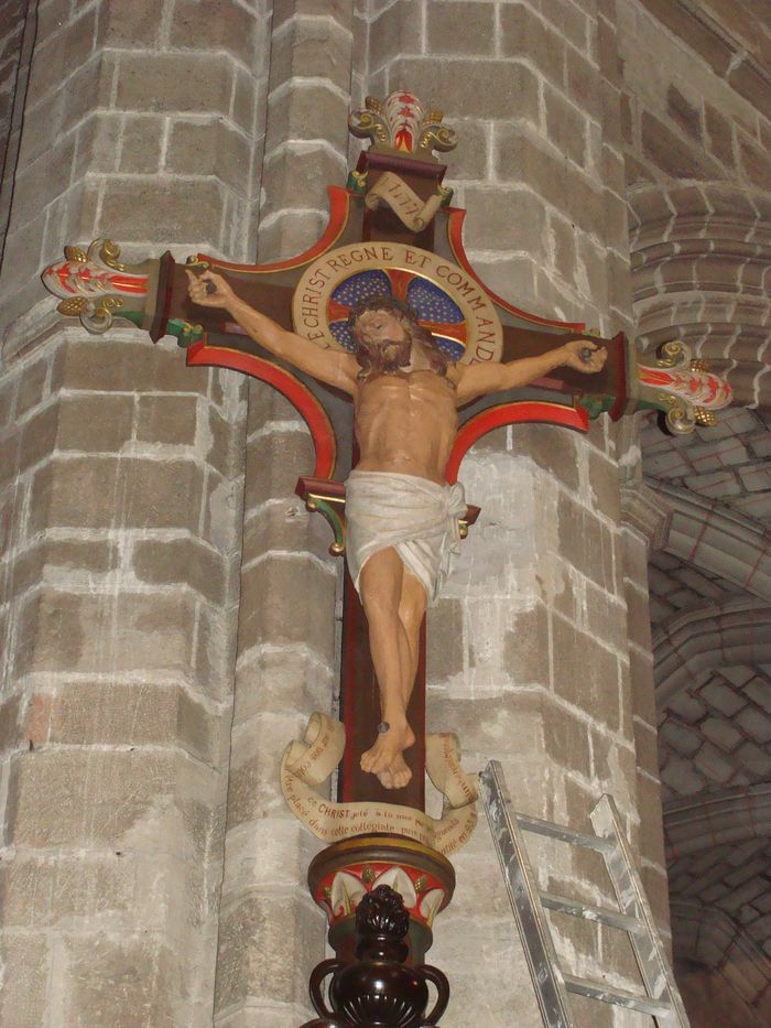 statue : Christ en croix